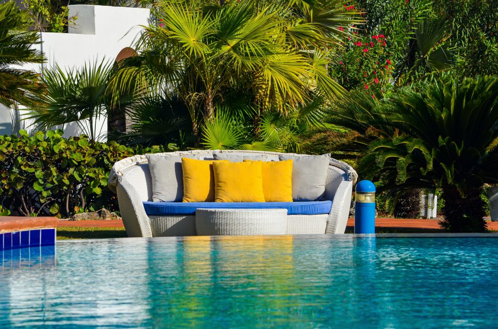 Canapé coloré au bord d'une piscine
