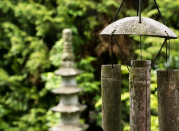 Carillon suspendu dans un jardin feng shui
