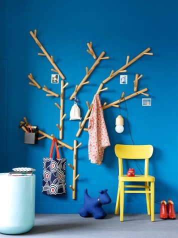 deco-entree-coloree-mur-bleu-chaise-jaune-porte-manteau-bois-arbre