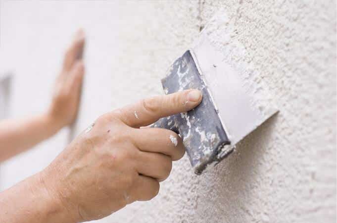 Quel enduit pour un mur abîmé ?